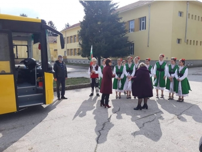 Народният представител от ГЕРБ Десислава Атанасова връчи ключовете на новия автобус на СУ „Христо Ботев” - гр. Кубрат