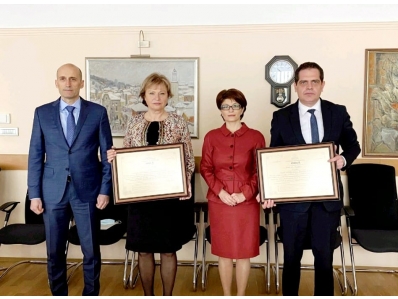 Десислава Атанасова и министъра на икономиката Лъчезар Борисов  връчиха сертификат за инвестиции клас „А”