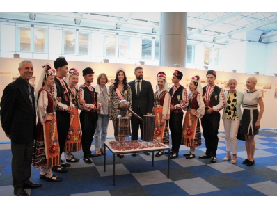Изложба в Европейския парламент представя българските традиции в производството на розово масло 